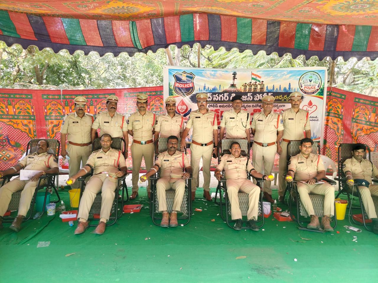 మత్తు పదార్థాలకు దూరంగా ఉండాలి కార్మికులకు కొందుర్గు పోలీసుల అవగాహన అమరవీరుల సంస్మరణ వారోత్సవాల్లో పండ్లు, బిస్కెట్ల పంపిణీ - Additional Image