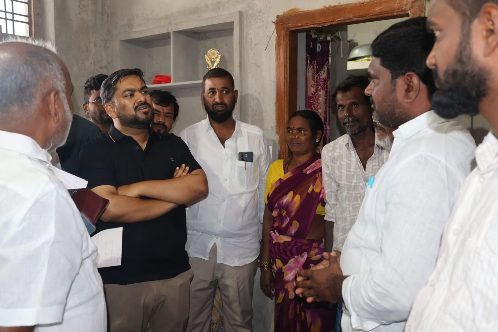 రైతులకు పథకాలపై అవగాహన ఏదీ?  75 శాతం రాయితీ గడ్డి విత్తనాలపై తెలియని రైతులు  పశుసంవర్ధక శాఖ అధికారిపై సస్పెన్షన్‌కు కలెక్టర్ ఆదేశం