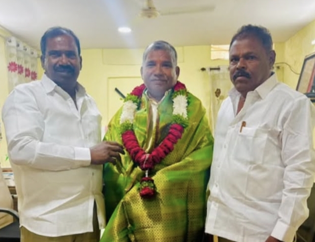 టీడీపీ నేత బక్కని నరసింహులును కలిసిన సీపీఐ నాయకులు, యాదగిరి, ఆనంద్ కుమార్.