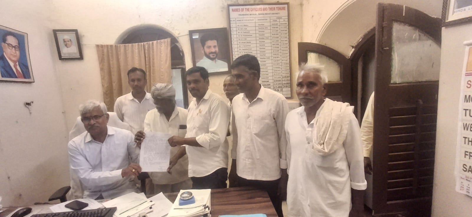 పొలాలకు దారేది..? వెంచర్‌తో రైతులకు ఇక్కట్లు అసైన్డ్‌ భూమి ఆక్రమణపై ఆరోపణలు.. కలెక్టర్‌కు వినతి