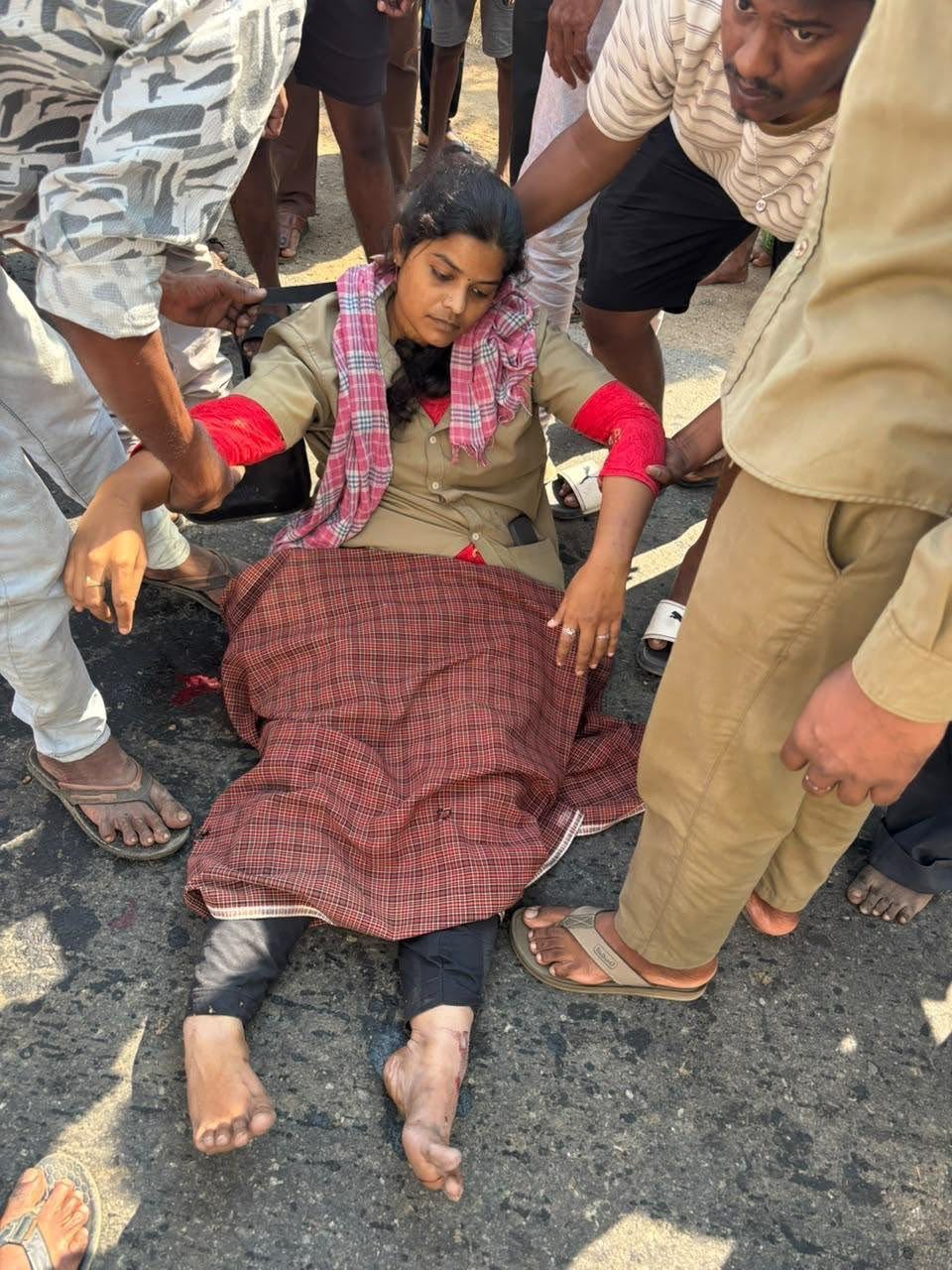 చిల్లర కోసం చిచ్చు.. మహిళా కండక్టర్‌పై దాడి!  బస్సులో నుంచి కిందకు నెట్టడంతో రెండు కాళ్లు విరగిన వైనం