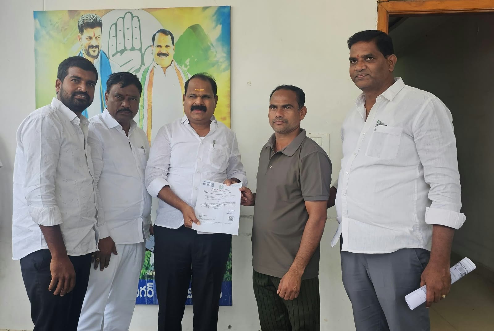 బాలిక వైద్యానికి రూ.2.50 లక్షల సాయం  సీఎం సహాయనిధి ఎల్‌ఓసీ అందించిన ఎమ్మెల్యే వీర్లపల్లి శంకర్  కిషన్‌నగర్‌ బాలిక చికిత్సకు ఆర్థిక భరోసా