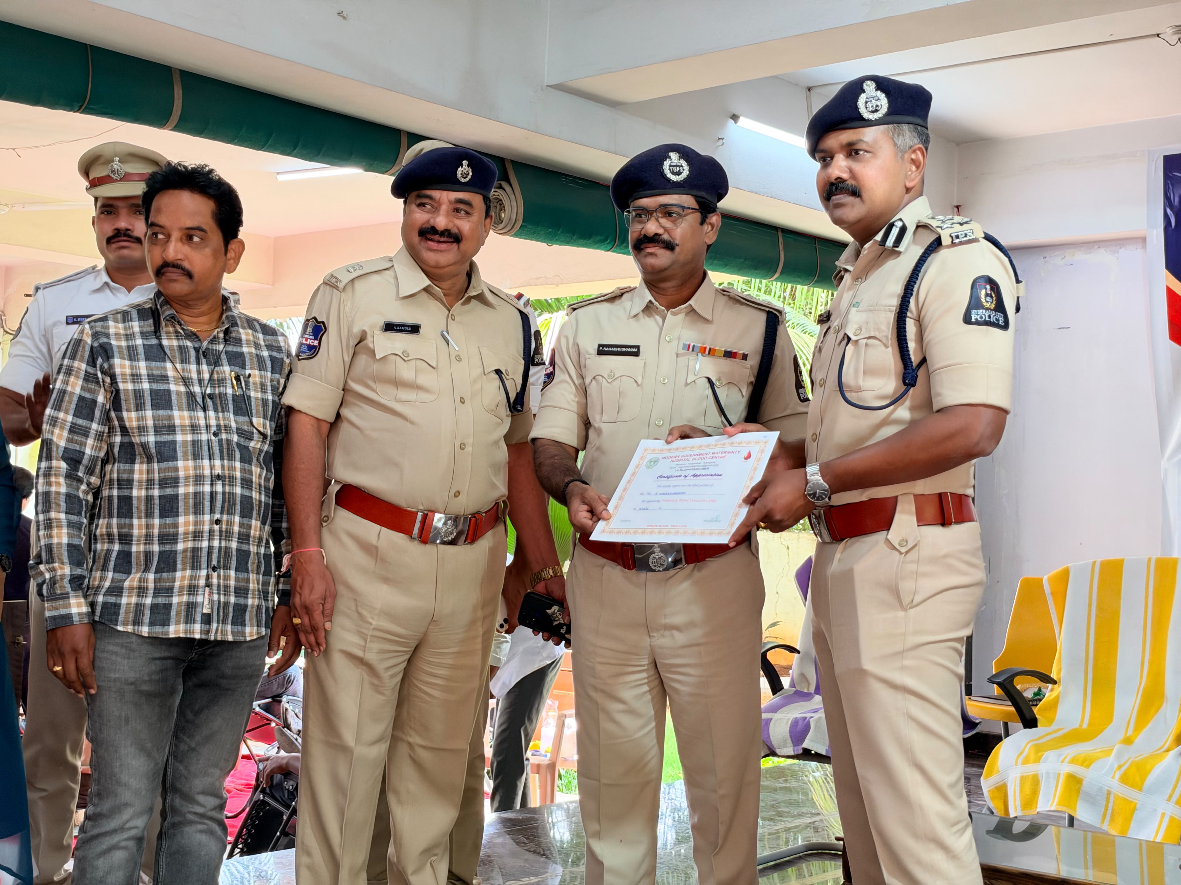 అమరవీరుల సంస్మరణలో రక్తదానం  శంషాబాద్‌ నుంచి 35 మంది స్వచ్ఛందంగా రక్తదానం,జోయెల్‌ డేవిస్‌, రాహుల్‌ హెగ్డే, నాగభూషణం అభినందనలు - Additional Image