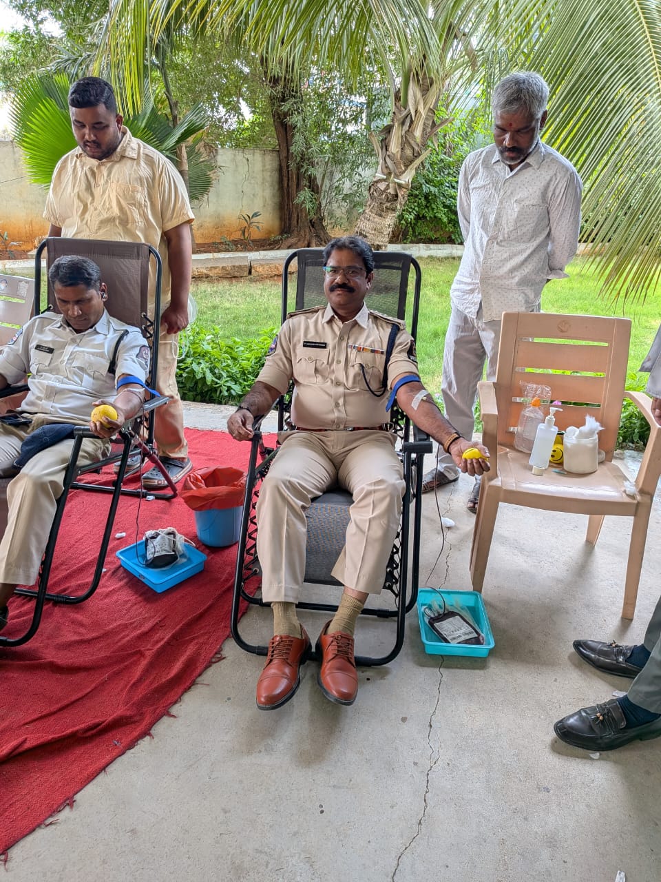 అమరవీరుల సంస్మరణలో రక్తదానం  శంషాబాద్‌ నుంచి 35 మంది స్వచ్ఛందంగా రక్తదానం,జోయెల్‌ డేవిస్‌, రాహుల్‌ హెగ్డే, నాగభూషణం అభినందనలు
