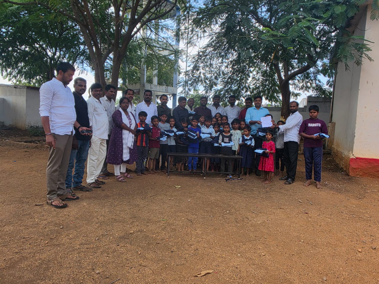 మోత్కూల గూడ పాఠశాలలో ఉచిత దుస్తుల పంపిణీ