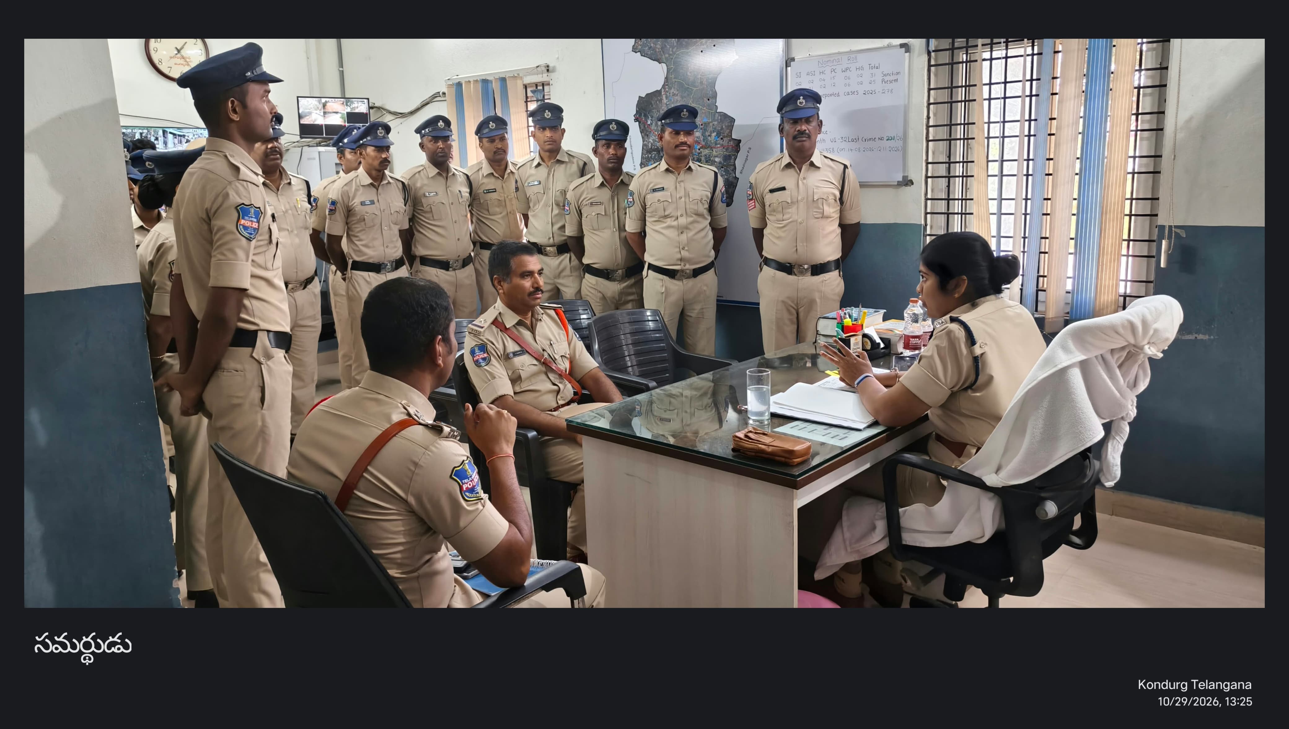 గంజాయి రహిత కొందుర్గే లక్ష్యం.. పోలీసులంతా సమష్టిగా పనిచేయాలి!  ప్రజా ఫిర్యాదులకు తక్షణ పరిష్కారం చూపాలి.. డీసీపీ శిరీష రాఘవేంద్ర  కొందుర్గు పోలీస్‌స్టేషన్‌ను తనిఖీ చేసిన షాద్‌నగర్‌ జోన్‌ డీసీపీ - Additional Image