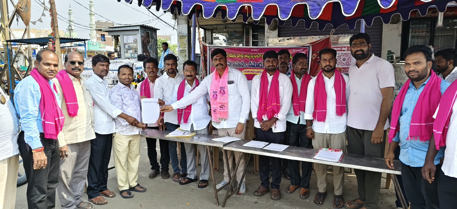 పట్టభద్రుల ఓటరు నమోదుకు బీఆర్ఎస్ శ్రీకారం  ప్రతి గ్రాడ్యుయేట్ ఓటు నమోదు చేసుకోవాలి: రమేష్ నాయక్  కొండమల్లేపల్లిలో ప్రత్యేక నమోదు కేంద్రం ఏర్పాటు