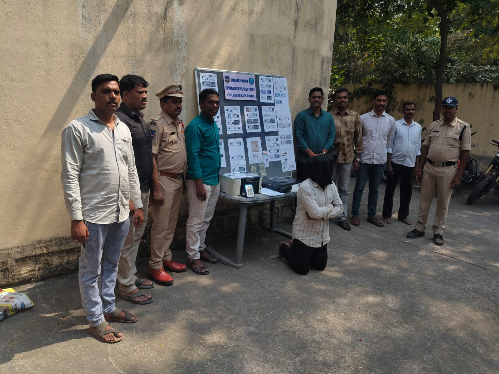 నకిలీ ఆధార్, పాన్ కార్డులు తయారు చేస్తున్న జిరాక్స్ సెంటర్ నిర్వాహకుడి అరెస్ట్
